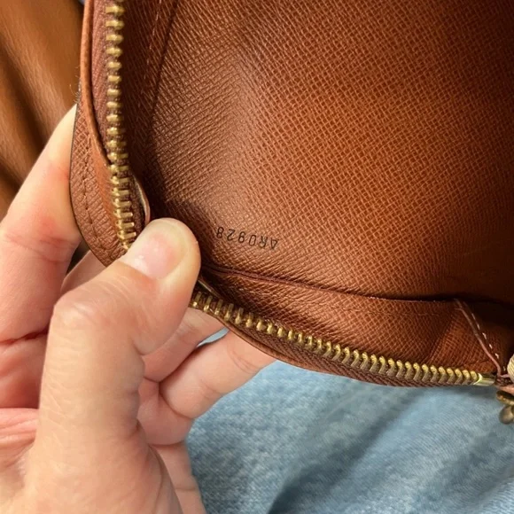 Louis Vuitton Orsay Clutch MUST GO!! MOVING OVERSEAS - Picture 4 of 15